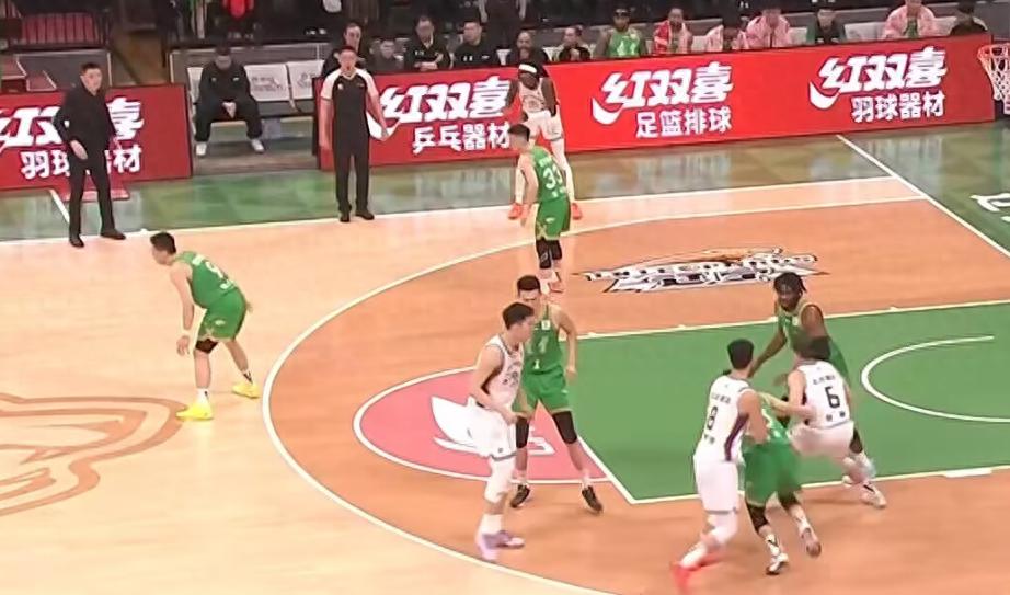 Wells ghi 31 điểm và 7 kiến tạo, Liao Sanning 9/9 ném chuẩn nhưng chỉ có 22 điểm, đội bóng nam Liêu Ninh khiến Bắc Kinh thua trận liên tiếp ba lần.