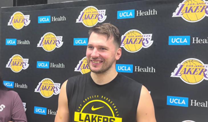 Doncic phản hồi việc tặng cả đội xe đạp điện: Người đi giỏi nhất chắc chắn là tôi, Hayes thật sự phải đội mũ bảo hiểm