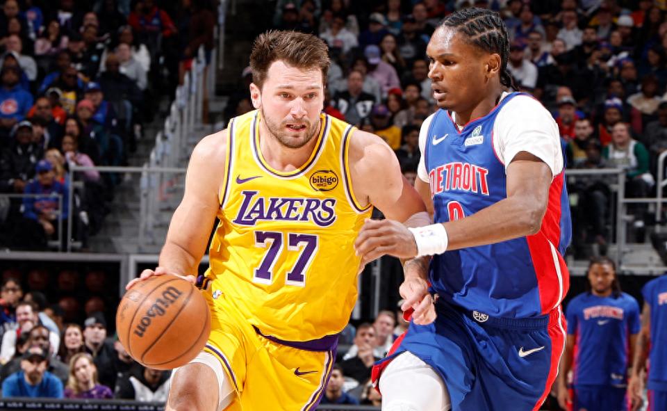 Los Angeles Lakers bị Detroit Pistons đánh bại hai lần, không thể đạt chuỗi 10 chiến thắng! Luka Doncic 32 điểm trong một kỷ tích buồn, LeBron James gần đạt triple-double dù bị thương