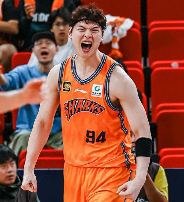 Trình diễn úp rổ mãn nhãn! Trận ra mắt của Trương Trấn Lâm ghi 10 điểm, Vương Triết Lâm đạt 14+13, Thượng Hải thắng Jilin