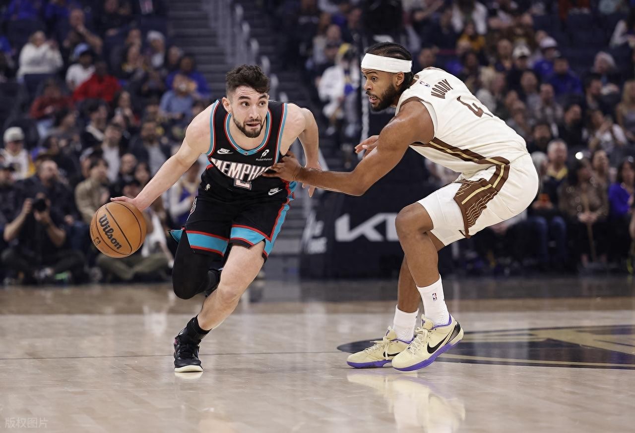 Mọi người đều là chiến binh, không sợ thiếu vắng Curry! Santos ghi điểm quyết định + 7 cầu thủ đội nhà ghi điểm 2 con số, Warriors khiến Grizzlies nhận thất bại thứ 3 liên tiếp