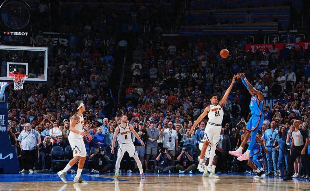 Alexander đã ghi bàn ba điểm để giành chiến thắng cho Nuggets! Chiến thắng trong cuộc tranh giành MVP! Quả bóng này thật đáng kinh ngạc!