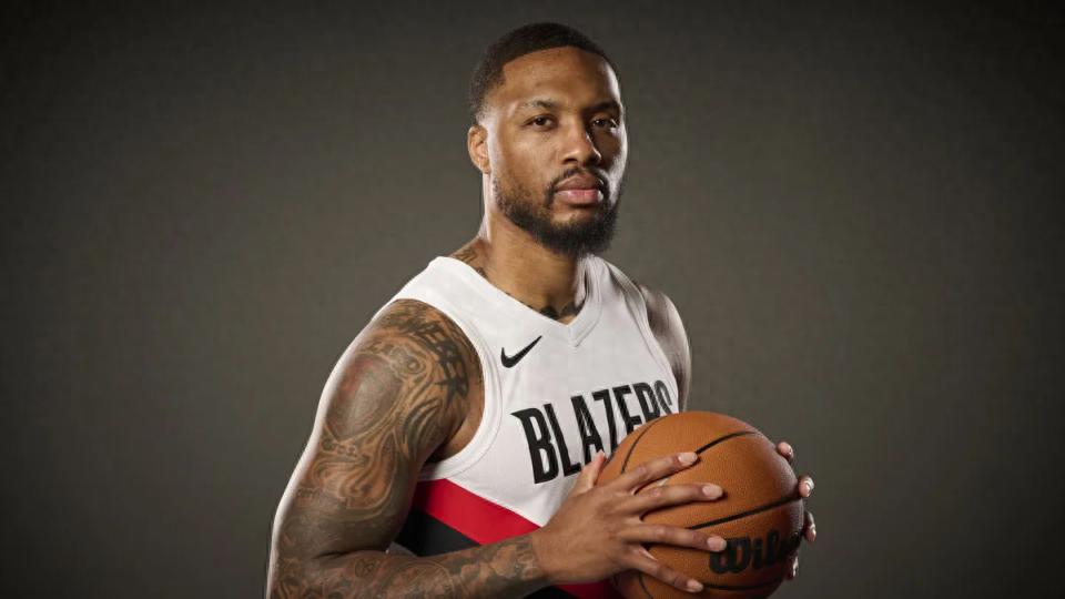 12 cầu thủ có quyền phủ quyết giao dịch trong mùa giải mới: Lillard là người duy nhất có điều khoản hợp đồng kèm theo, 3 người của Warriors có tên