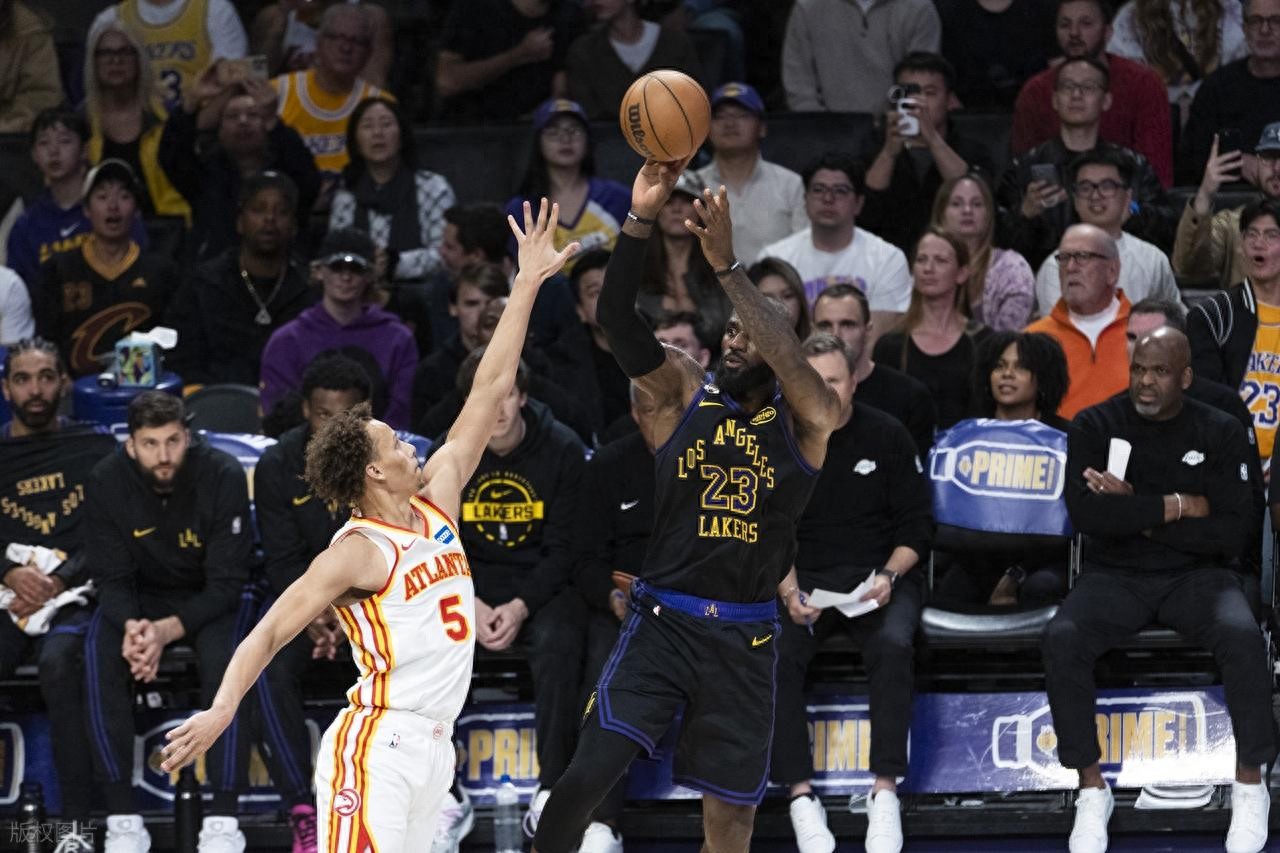 LeBron James ghi 31 điểm, 9 rebounds và 10 kiến tạo, Luka Dončić có 27 điểm và 12 kiến tạo, Lakers thắng đậm Hawks, chấm dứt chuỗi 3 trận thua liên tiếp.