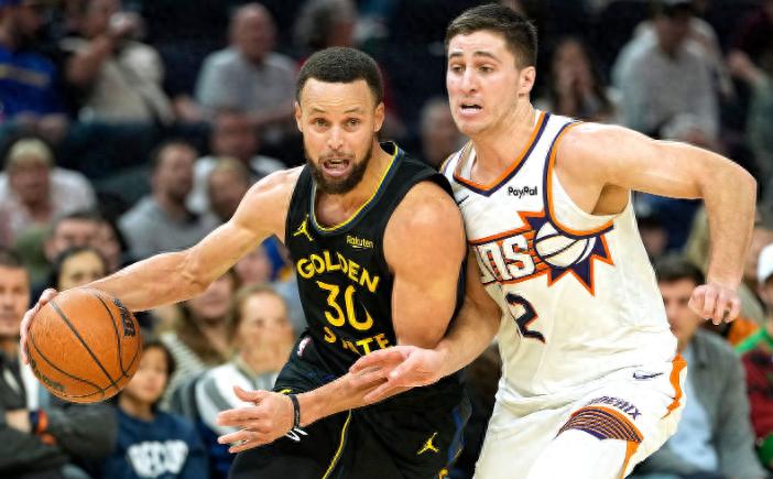 Báo cáo trọng tài trận Warriors - Suns: Ba lần sai sót đều khiến Warriors thiệt thòi? Curry ghi 14 điểm trong hiệp cuối giúp đội suýt thắng