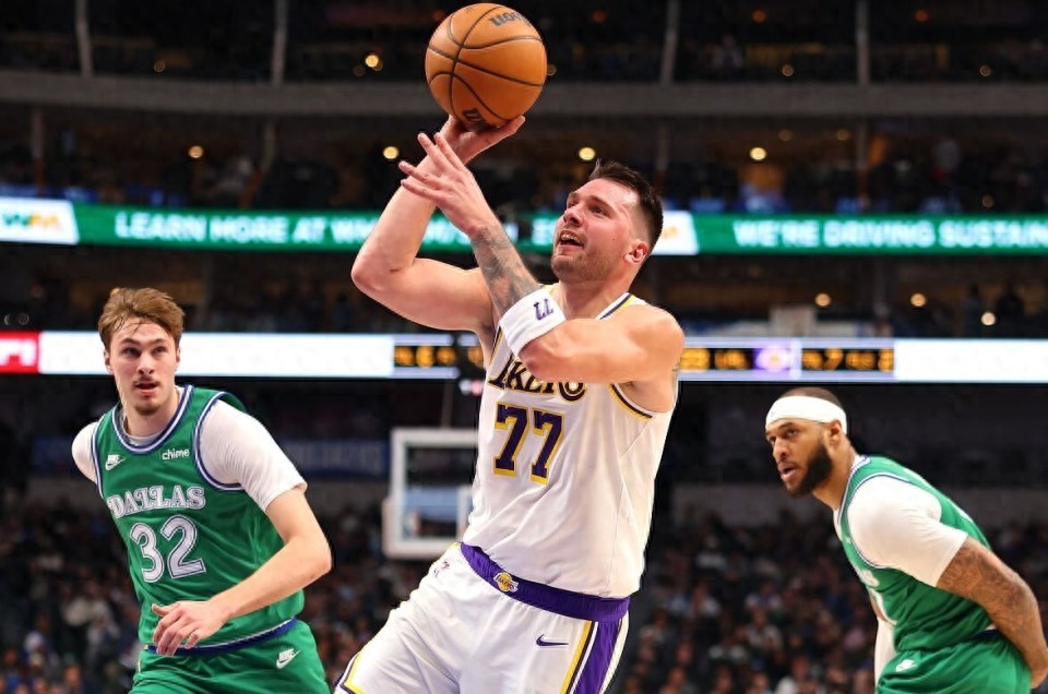 Doncic ghi 33+8+11 điểm đánh dấu cột mốc! Lakers đánh bại Mavericks hai lần liên tiếp, LeBron ghi 17 điểm, Ayton 16 lần ném chỉ trúng 4