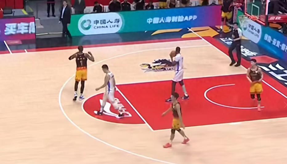 Trận ra mắt của Triệu Duy đạt 10 điểm, Chu Kỳ 6 cú ném trúng 5 ghi được 12 điểm và 8 rebounds, Bắc Kinh dễ dàng đánh bại Giang Tô giành chiến thắng mở màn