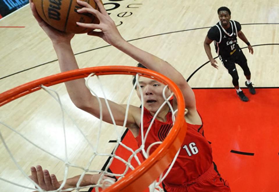 Phóng viên theo dõi đội Trail Blazers: Yang Hansen đã giành vị trí trung phong thứ ba, Norri thích dùng anh ấy hơn Carlson.