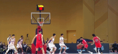 Biển quảng cáo bên sân quá nguy hiểm! Bao nhiêu cầu thủ đã bị thương rồi? Mà CBA vẫn chưa sửa đổi.