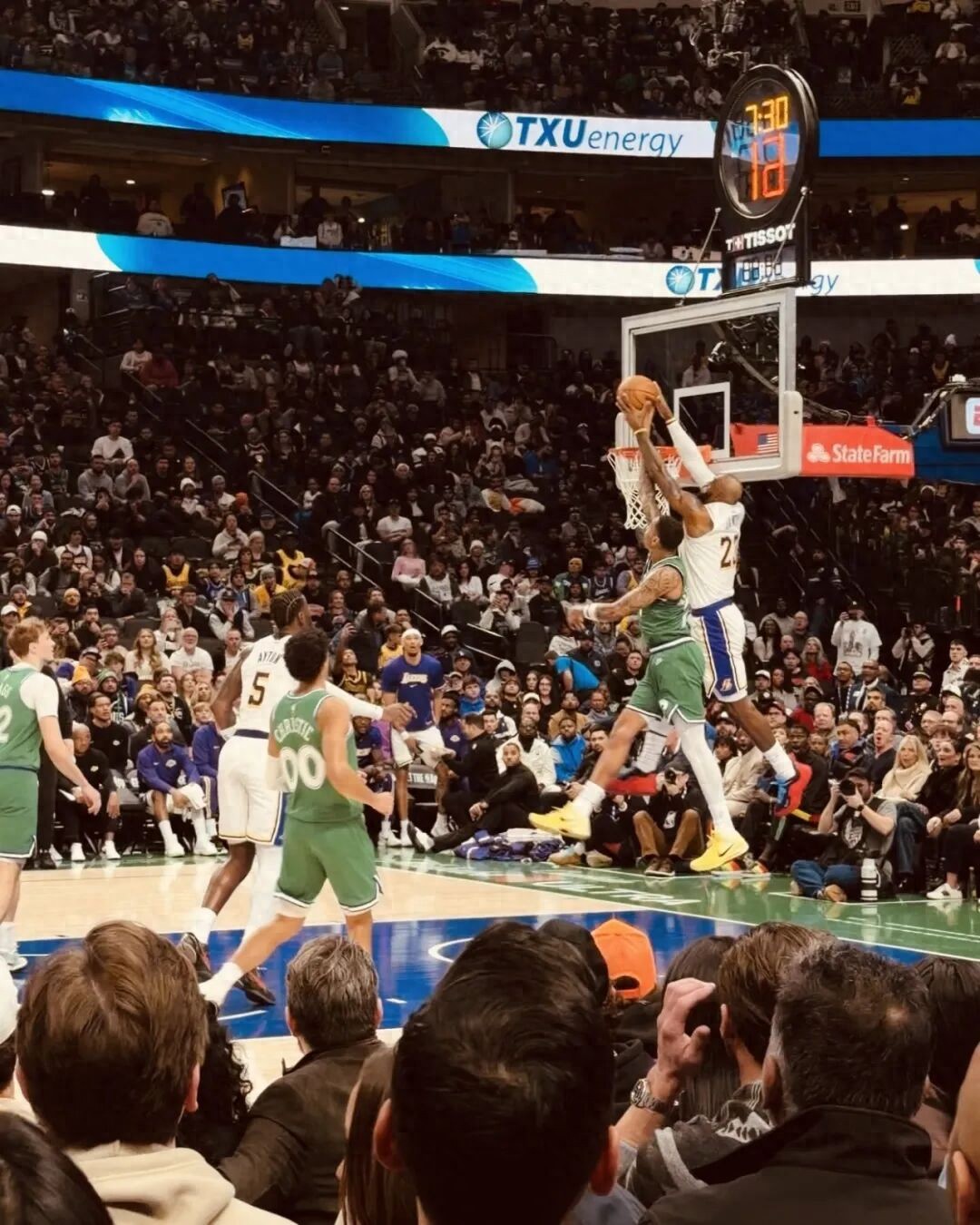 Đàn ông cứng rắn! Cầu thủ Lakers bị trật khớp ngón tay, vẫn thi đấu đến cùng! Đối đầu với Bulls, tỷ lệ thắng 58,4%