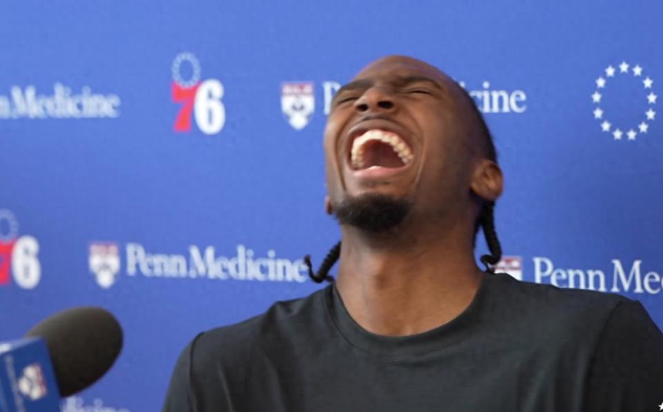 Maxey hết lời ca ngợi đồng đội! Anh cười lớn trêu chọc LeBron và chính mình: một người đi trực thăng, một người ngồi bên vệ đường.