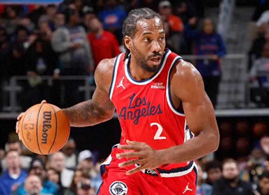 Cướp bóng quan trọng của Kawhi là lỗi! Trọng tài bỏ qua hai lần trong vòng ba giây, Clippers ngược dòng thắng Pistons với cách biệt 19 điểm