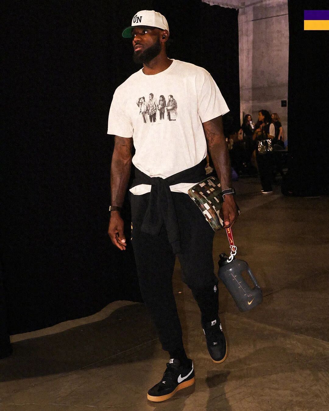 Lakers đại thắng Warriors 28 điểm! James ghi cú ném ba điểm thứ 1000 trong lịch sử đội, chỉ đứng sau Kobe