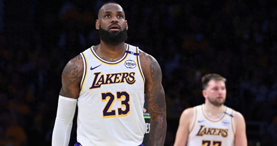Bốn đội bóng được cho là quan tâm đến việc ký hợp đồng với LeBron James trong mùa hè này! Khả năng cao anh sẽ ở lại Lakers hoặc giảm lương để thi đấu mùa thứ 24