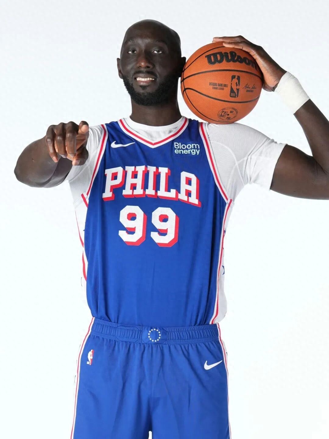 Đội 76ers có hai trung phong liên tiếp dính chấn thương, vắng mặt tại trại huấn luyện, không chơi trận tiền mùa giải nào.