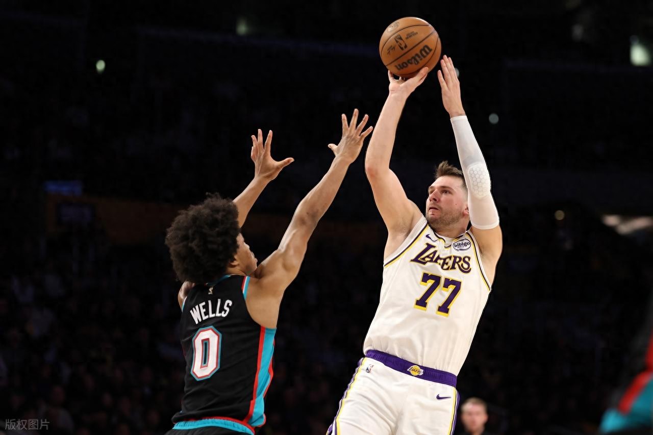 Bước ngoặt ở hiệp cuối! Đôi cánh Đông-Chan ghi tổng cộng 62 điểm, LaMelo Ball trở thành quân bài bất ngờ với 26 điểm, Lakers ba người ghi trên 20 điểm giành chiến thắng sát nút trước Grizzlies