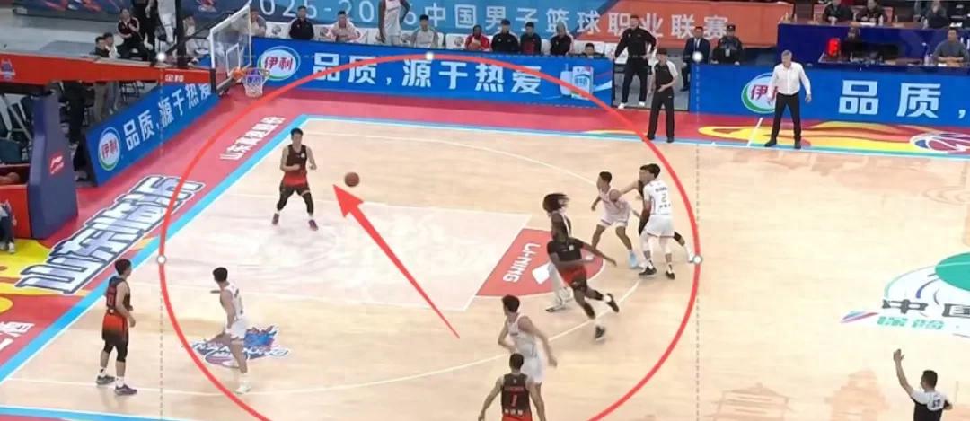 Bị dẫn trước 3 điểm, nhưng lại chọn ném 2 điểm! Hậu vệ xuất phát của đội tuyển quốc gia, chuyện gì đã xảy ra vậy?