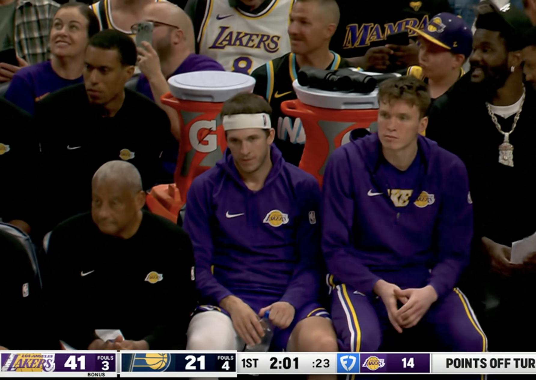 Con trai của James, Bronny, thay thế Knecht, vào đội hình và có một pha dunk tuyệt đẹp.