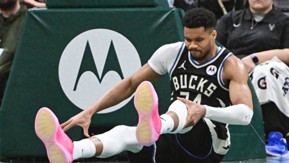 Giannis Antetokounmpo bị chấn thương căng quá mức khớp gối trái + tổn thương xương! Ít nhất nghỉ thi đấu một tuần, Bucks càng khó hy vọng vào vòng play-in