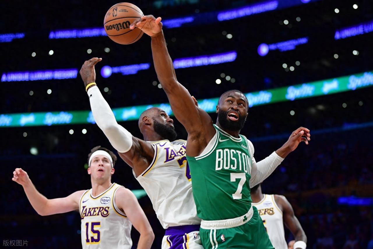 Trận đại chiến kình địch! James đạt cột mốc ra sân thứ hai trong lịch sử, Doncic ghi 25+5, Lakers thất thủ trước Celtics