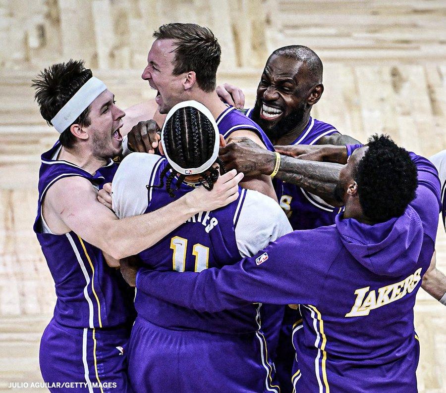 James giải thích chiến thuật ghi điểm quyết định: Việc của tôi là xông vào rổ để thu hút đối phương, Kennard có được khoảng trống lớn