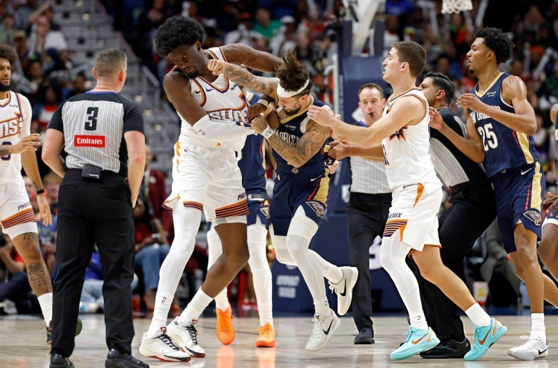 Lao vào nhau như ngày sau cuối, hai ngôi sao NBA bị treo giò