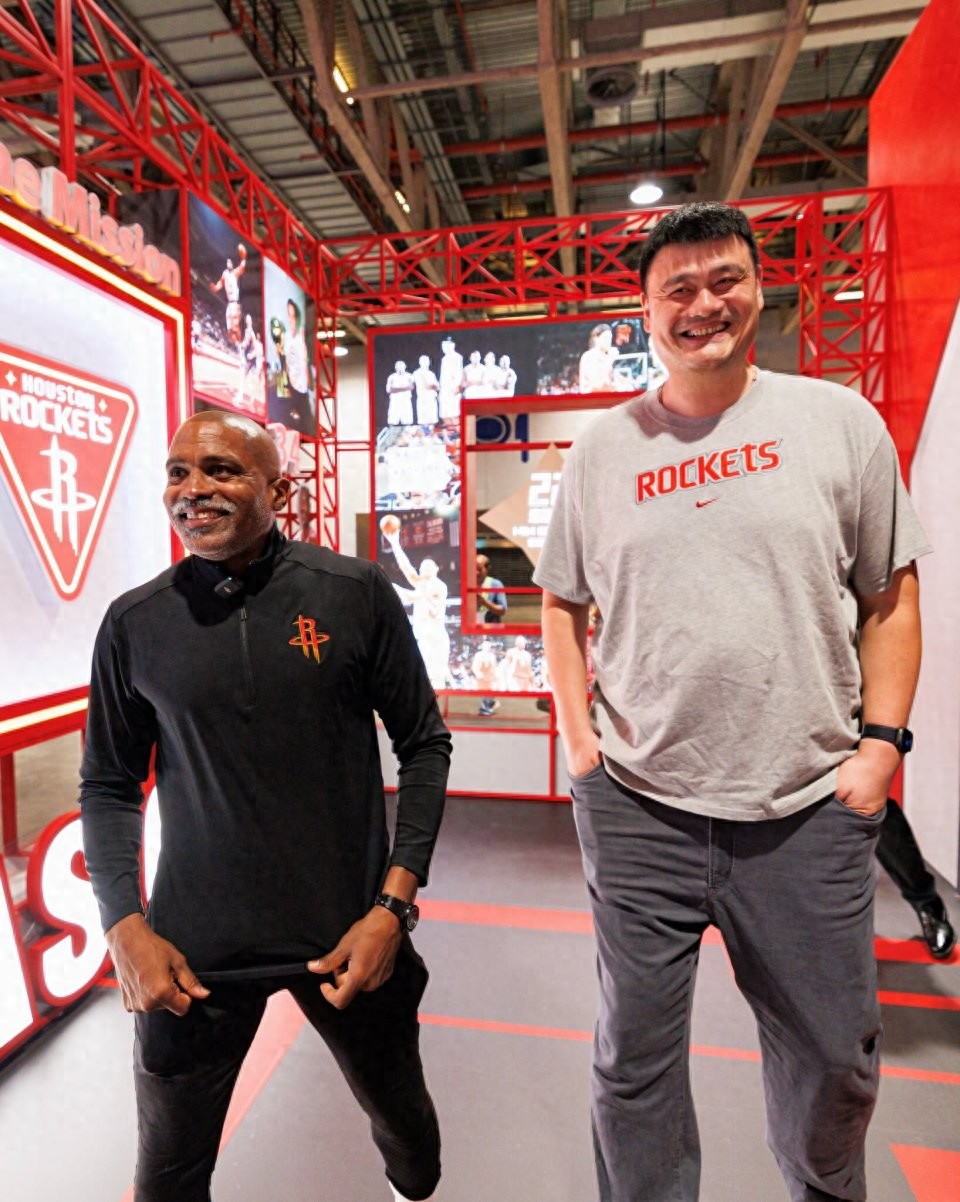 Đồng đội Rockets tái ngộ! Yao Ming và Mobley hội ngộ tại Ma Cao, Trung Quốc: sánh bước tham quan triển lãm, trò chuyện vui vẻ.