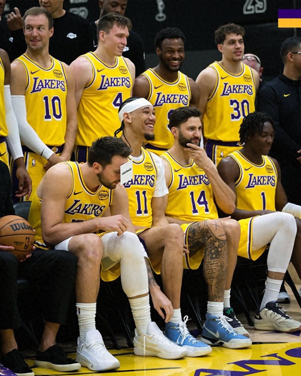 Los Angeles Lakers chụp ảnh gia đình! Doncic nghịch ngợm dán tên trên trán, James và Bronny cười rạng rỡ