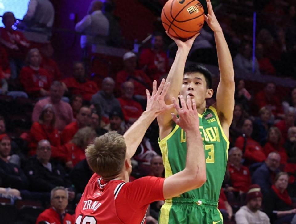 Liên tiếp ghi 11 điểm + cú ném ba điểm cân bằng tỷ số! Lin Vi đạt 23 điểm, 5 rebounds và 6 cú ném ba điểm, thiết lập kỷ lục mới: trận đấu mạnh nhất trong sự nghiệp NCAA của anh ấy.