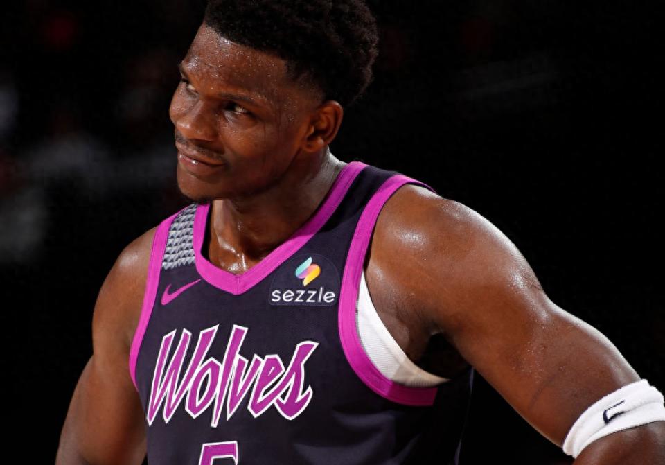 NBA công bố hai khoản tiền phạt: Edwards và Bane ném bóng mạnh vào khán đài, mỗi người bị phạt 25.000 USD