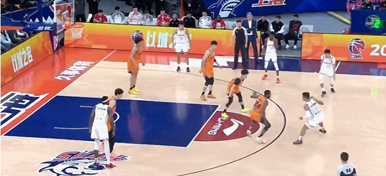 Mùa giải trong nước cao nhất! Hạ Hy Ninh ghi 43 điểm không thành công, Vương Triết Lâm hiệu quả với 6 pha dứt điểm trúng 5, Thượng Hải chấm dứt chuỗi 5 chiến thắng liên tiếp của Thâm Quyến