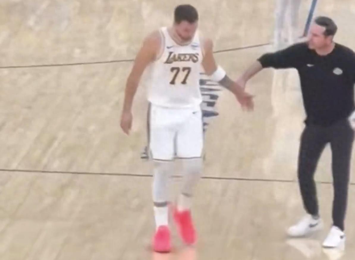 Đội Lakers xảy ra mâu thuẫn nội bộ! Doncic công khai tranh cãi với huấn luyện viên trưởng! Hai bên đều giận dữ đỏ mặt!