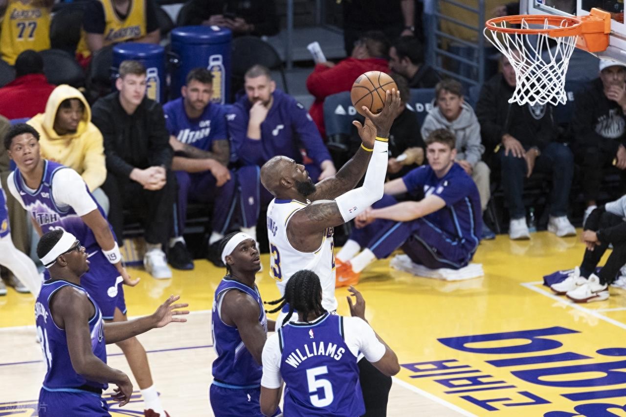 Đối đầu với Rockets! James 18 điểm, Hachimura và Ayton đều double-double, Lakers thắng lớn Jazz nhưng vẫn đứng thứ 4 miền Tây