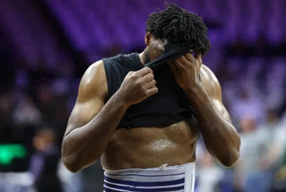 Embiid trở lại ngay lập tức, cảm giác càng đáng buồn hơn
