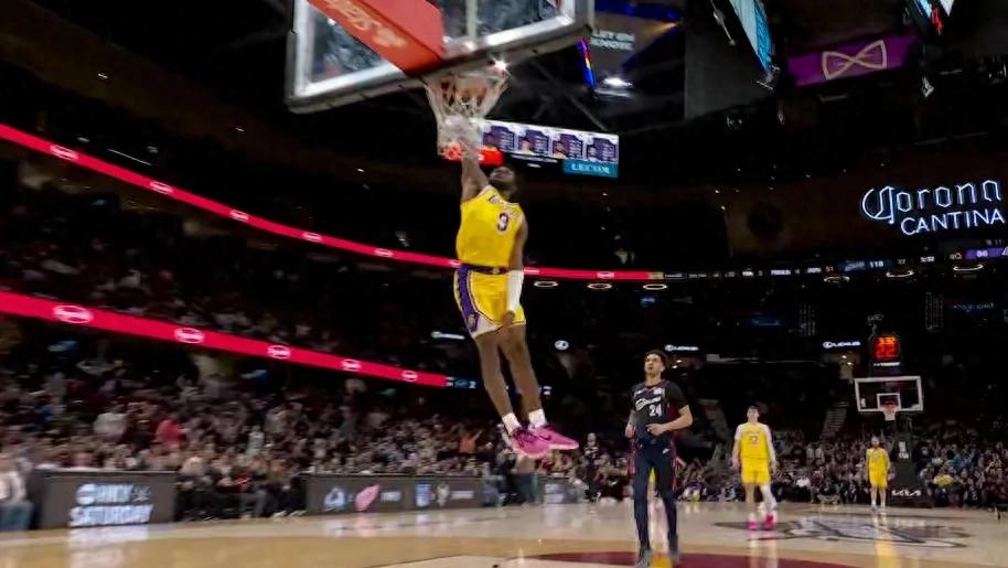 Khi James rơi nước mắt, không ai biết đây có phải là lần cuối cùng anh trở lại hay không.