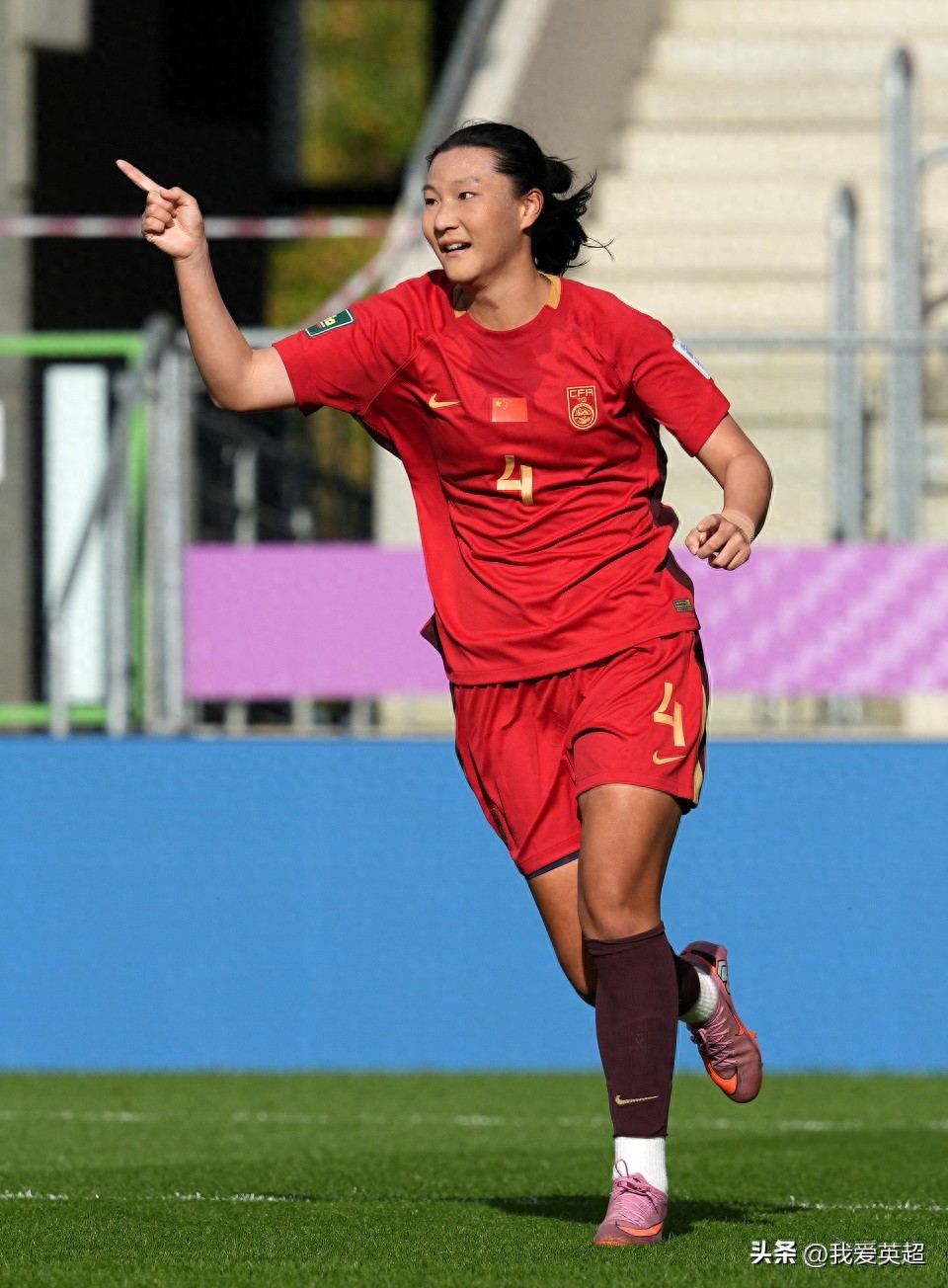 Người hùng bất ngờ! Trung vệ 20 tuổi của đội nữ chuyển sang đá tiền đạo, ghi hat-trick trong 12 phút và giành MVP - Cô ấy là em gái của cầu thủ đội tuyển quốc gia Tân Môn Hổ