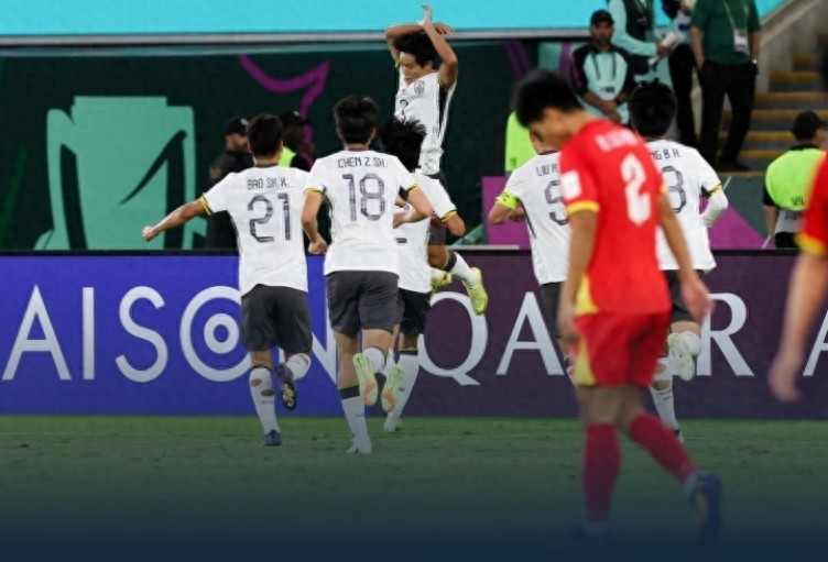 3-0! 4 trận ghi 1 bàn đến 1 trận ghi 3 bàn, U23 Trung Quốc vào chung kết gặp Nhật Bản, ngôi sao số một của Việt Nam quỳ gối xin lỗi