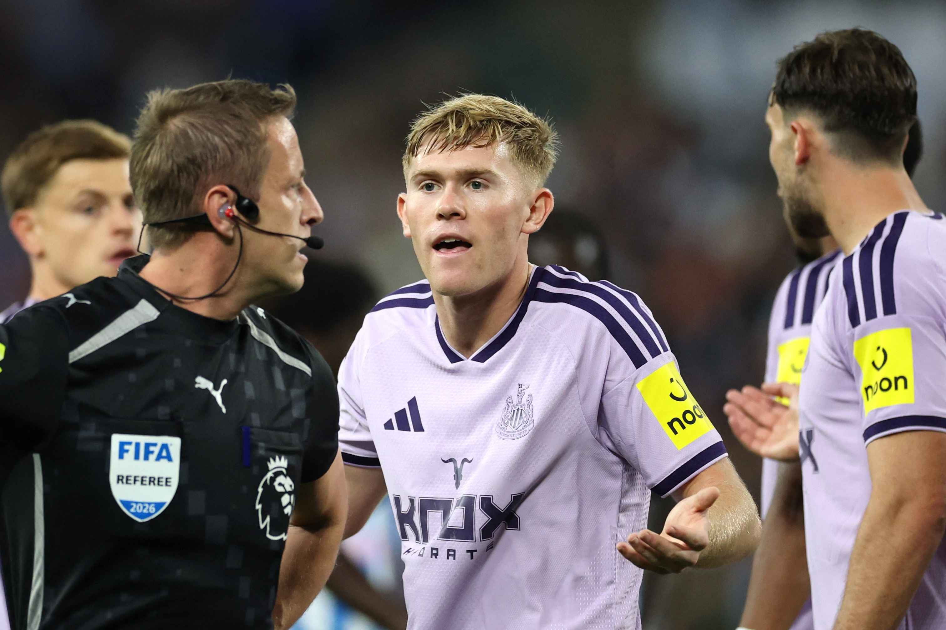 Nguồn tin Flashscore: Newcastle dự kiến sẽ càng giữ vững lập trường về mức định giá của Hall nếu Man Utd quay trở lại.