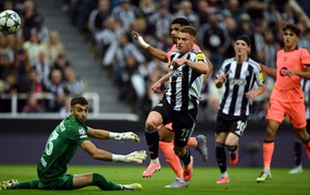 Newcastle - Barcelona: Hót vang lên, Chích chòe!