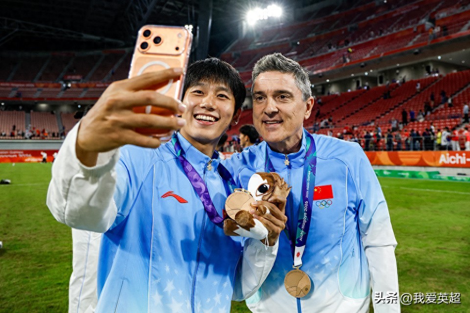 Trận tranh huy chương đồng ASIAD nổ ra mâu thuẫn! Sao trẻ 22 tuổi của đội tuyển Trung Quốc lên tiếng: khi đá phạt đền, anh muốn quấy nhiễu đối phương và hỏi cậu ta có sợ không.