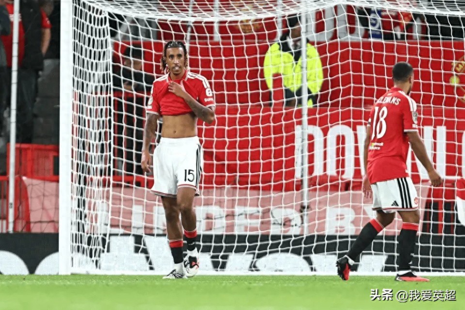 Bị người hâm mộ la ó! Manchester United bị loại ngay vòng đầu tiên của League Cup 2 năm liên tiếp, sau 50 năm lại thua ngược trên sân nhà khi dẫn trước 2 bàn