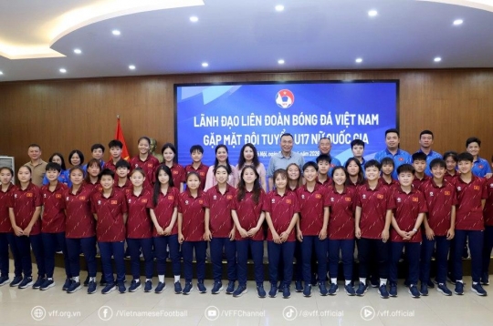 U17 nữ Việt Nam nhận doping tinh thần từ lãnh đạo VFF