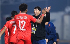 HLV Kim Sang Sik làm mới đội tuyển Việt Nam