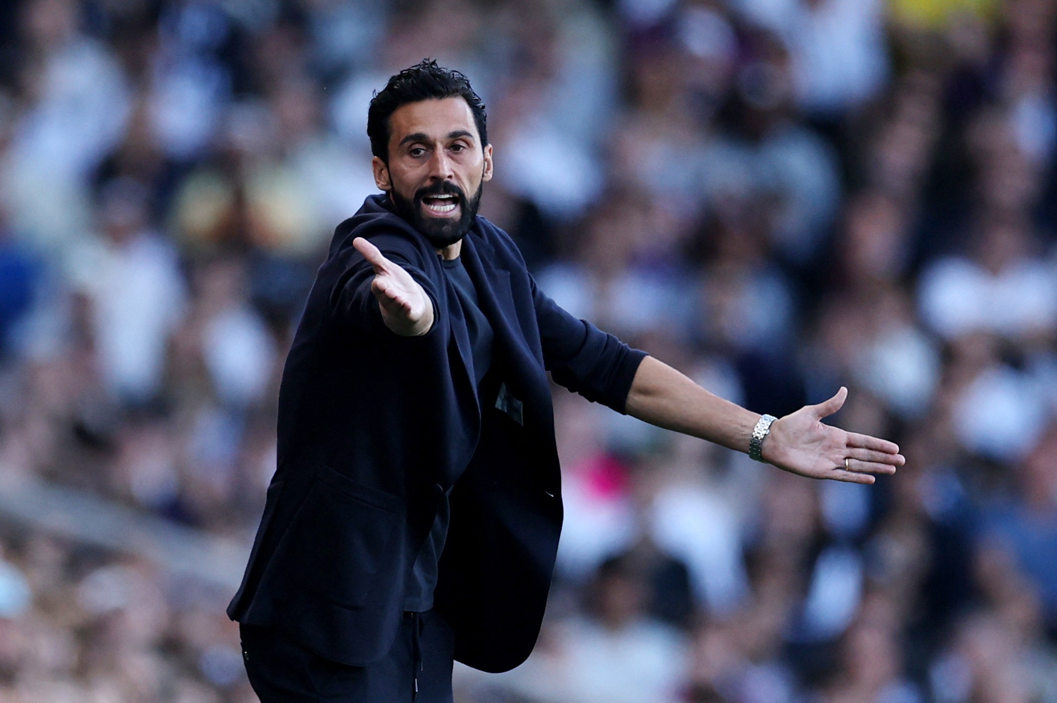 HLV trưởng Fulham Arbeloa bị phạt vì phát biểu sau trận hòa Man Utd