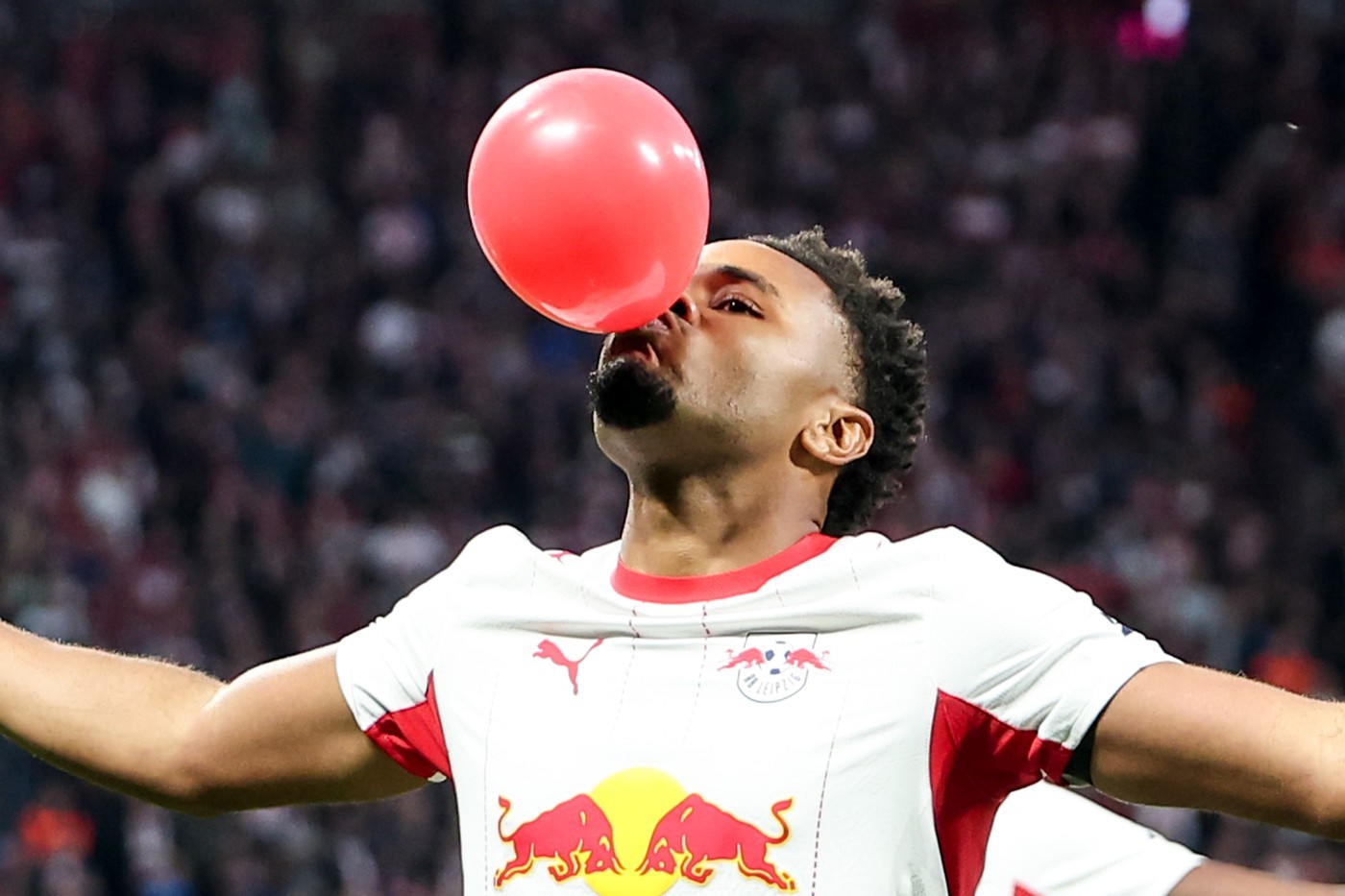Cú hat-trick của Nkunku giúp Leipzig đè bẹp Eintracht Frankfurt