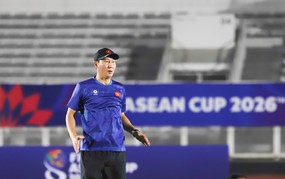 HLV Kim Sang Sik: 'Càng khó khăn, đội tuyển Việt Nam càng phải đoàn kết'