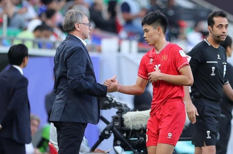 HLV Troussier gửi thông điệp đặc biệt đến Đình Bắc