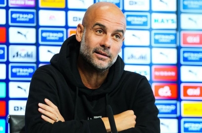 Pep Guardiola đá xoáy đối thủ: 'Chi nhiều thì phải vô địch đi'