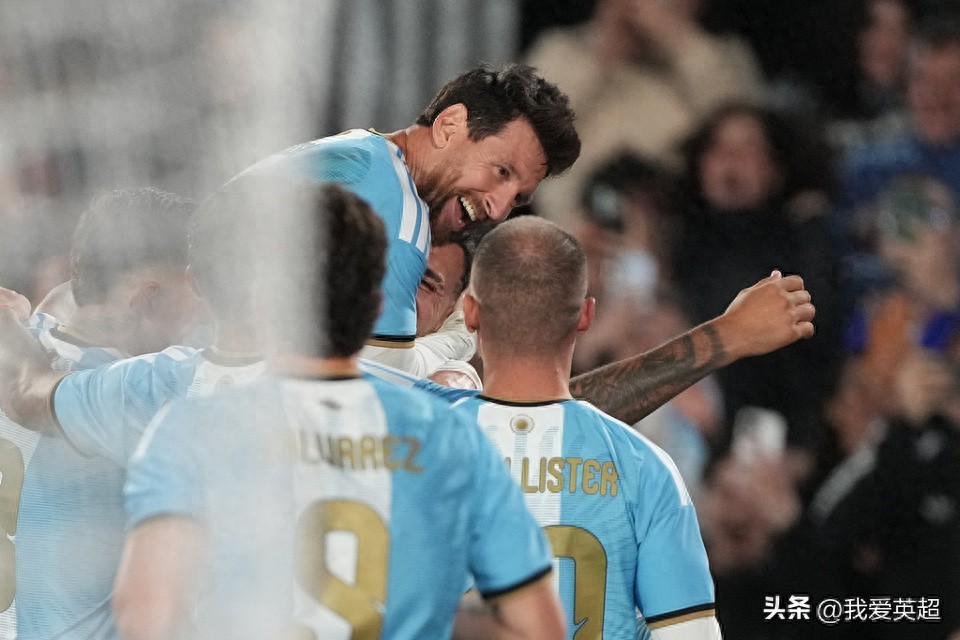 3-0! Ở trận đấu cuối cùng trong màu áo đội tuyển quốc gia, Messi 39 tuổi có 1 bàn thắng, 2 đường kiến tạo, khép lại sự nghiệp một cách hoàn hảo. Anh rơi nước mắt đầy xúc động, nhận được sự tri ân từ 80.000 khán giả.