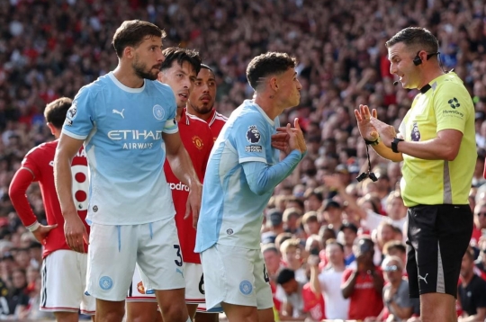 Tranh cãi thẻ đỏ của Phil Foden trận derby MU vs Man City